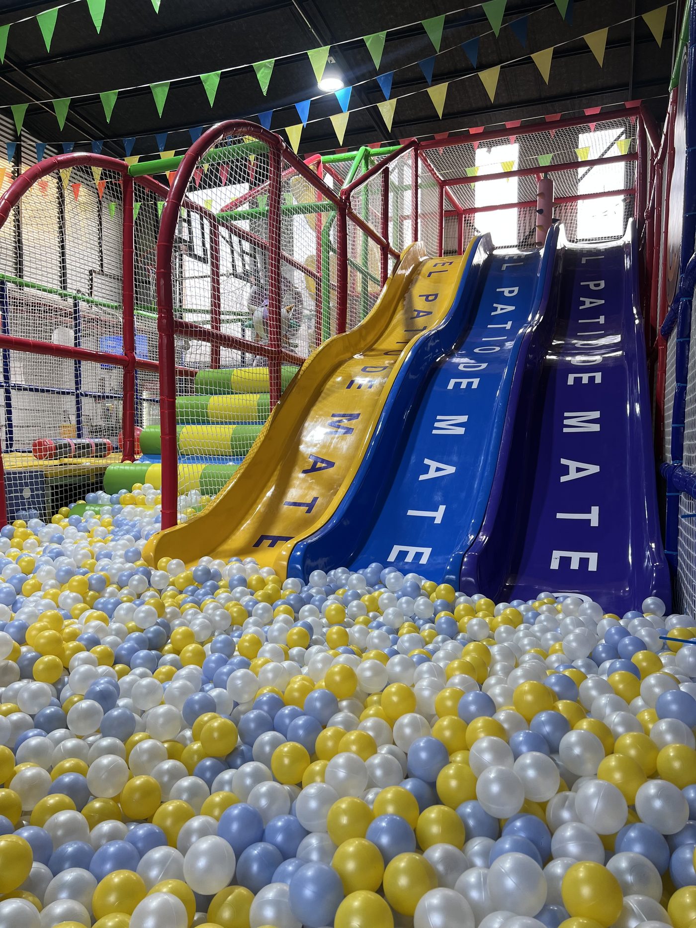 Toboganes hacia la piscina de pelotas