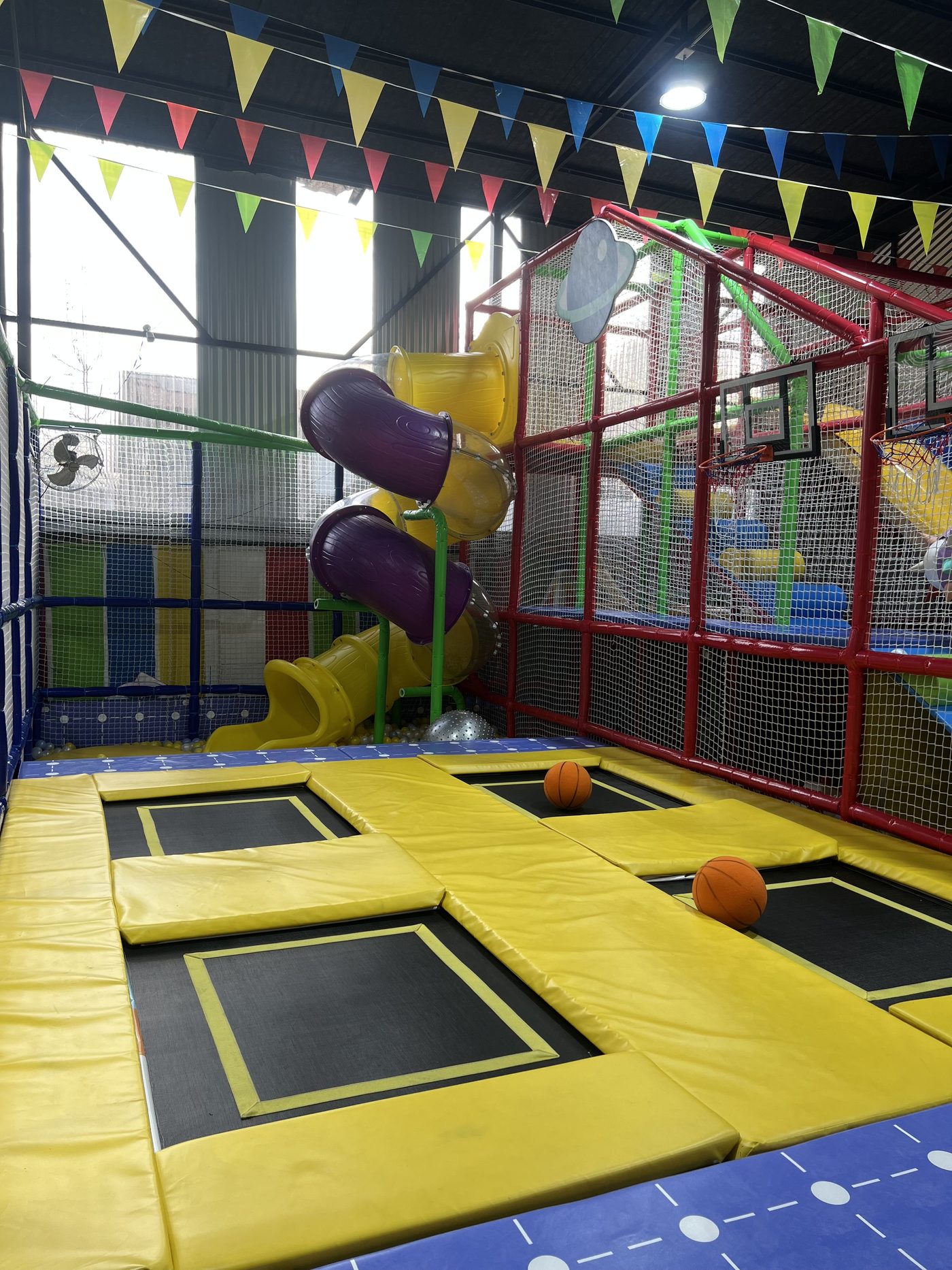 Zona de trampolines y toboganes