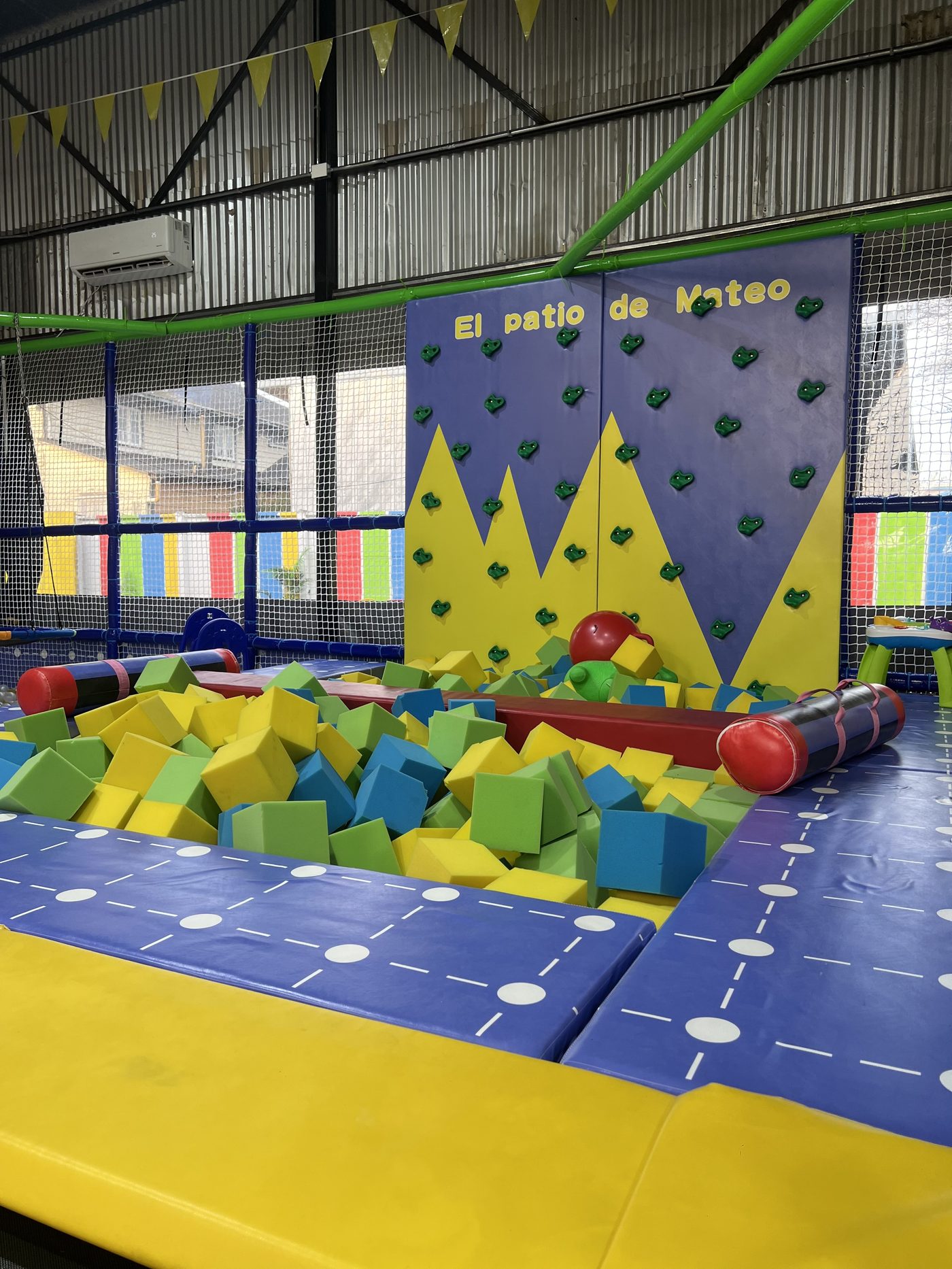 Nuestro espacio: piscina de pelotas y muro de escalada